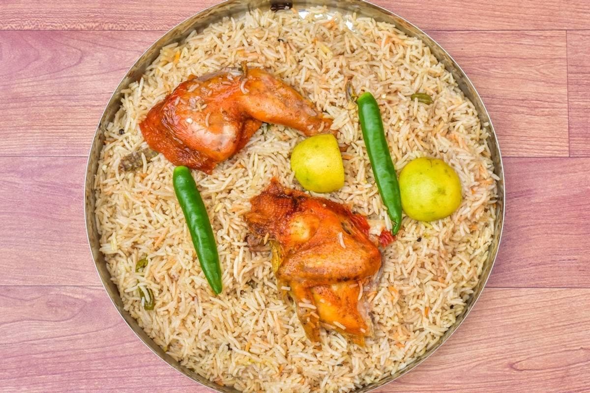 Chicken mandi on basmati rice with lemon and green chilli — QumQum