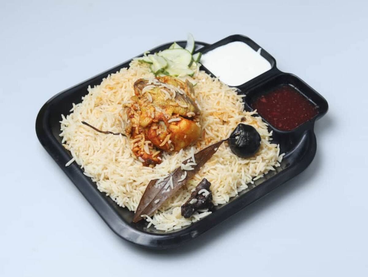 Quarter chicken mandi with garlic sauce and salata — QumQum
